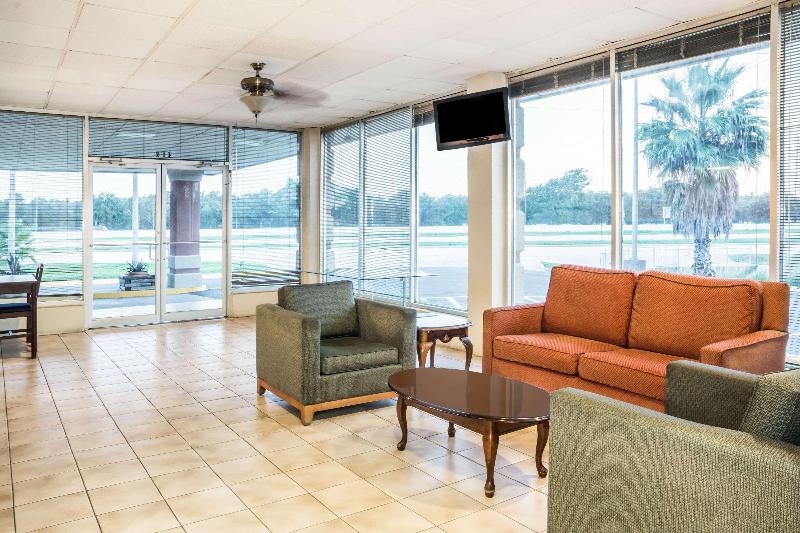 Super 8 by Wyndham Lake Jackson/Clute image