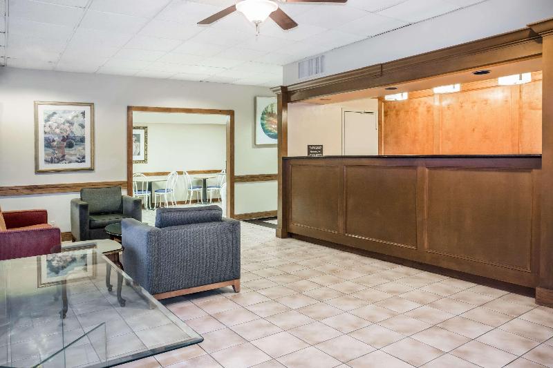 Super 8 by Wyndham Lake Jackson/Clute image
