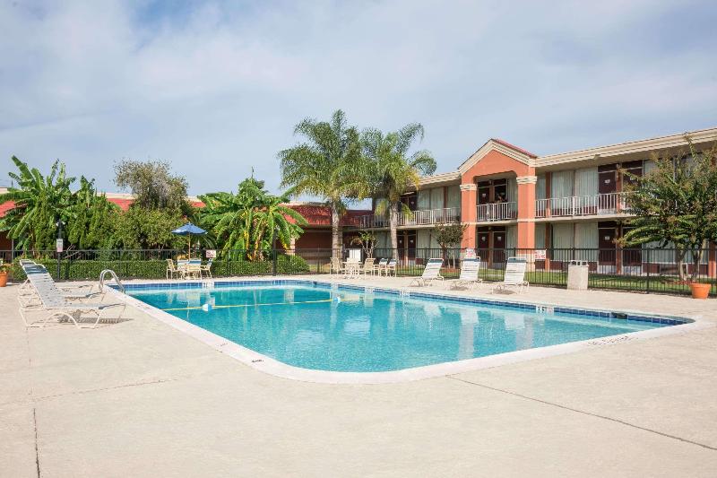 Super 8 by Wyndham Lake Jackson/Clute image