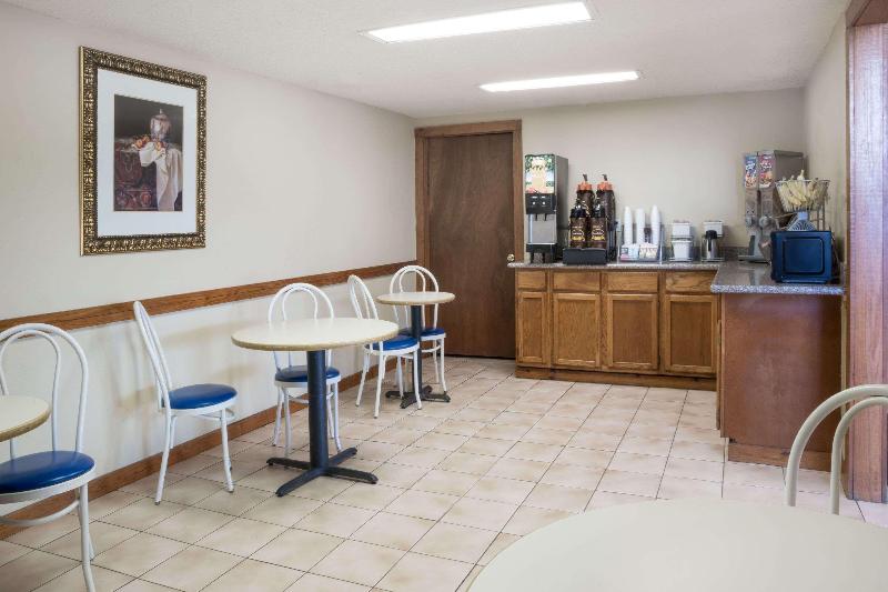 Super 8 by Wyndham Lake Jackson/Clute image