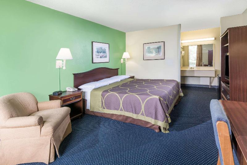 Super 8 by Wyndham Lake Jackson/Clute image