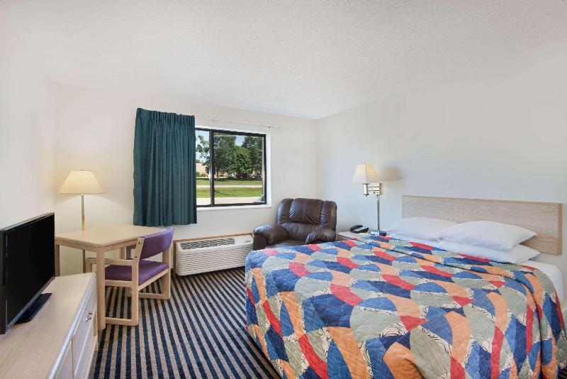 Super 8 Motel - Humboldt