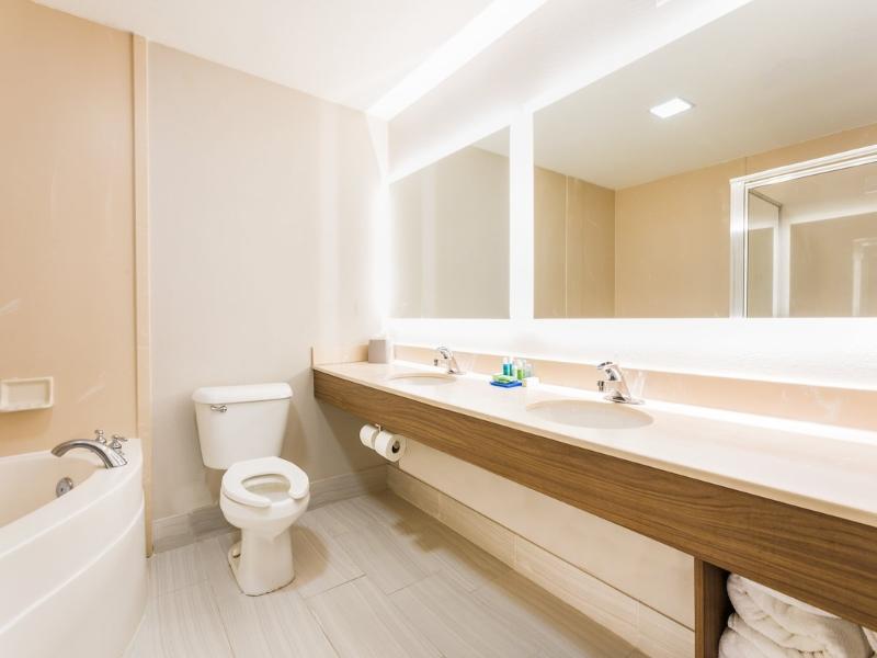 Holiday Inn Express Plymouth image
