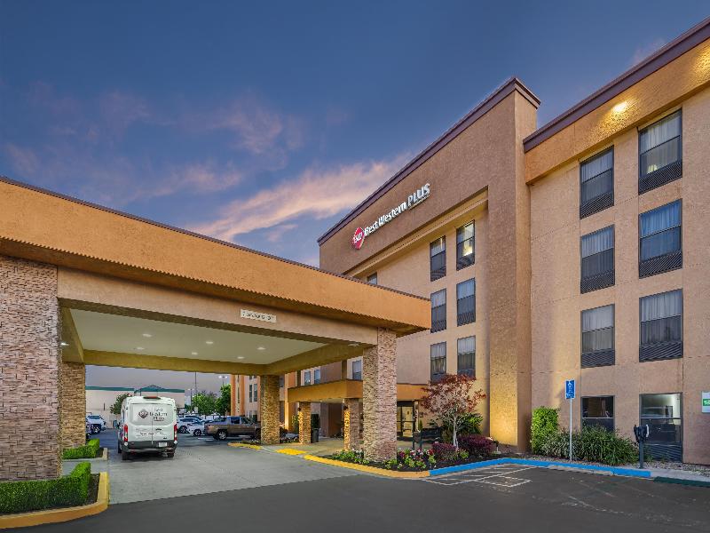 Best Western Plus Fresno Airport Hotel — general view