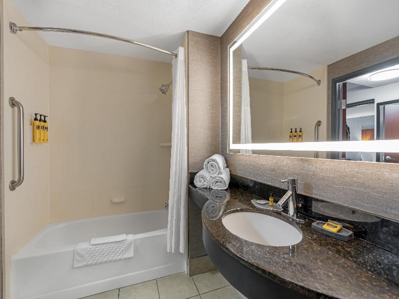 Best Western Plus Fresno Airport Hotel image