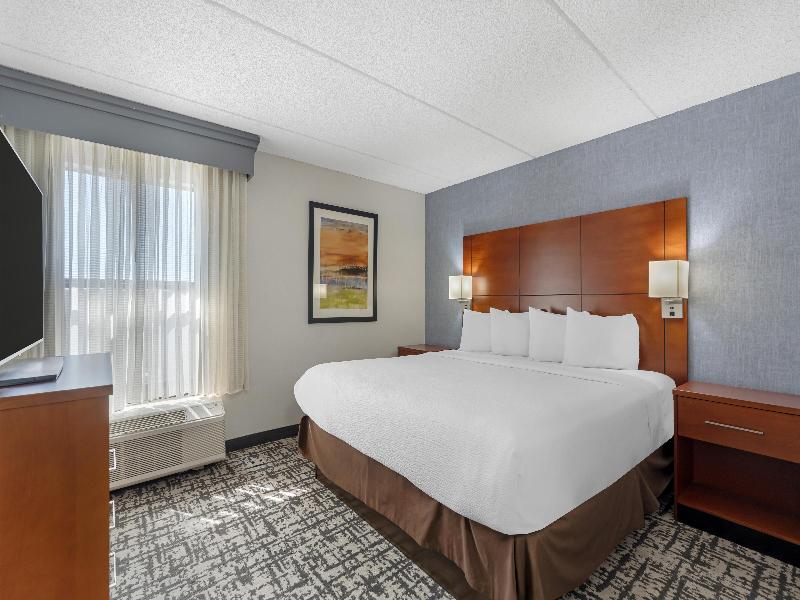 Best Western Plus Fresno Airport Hotel image