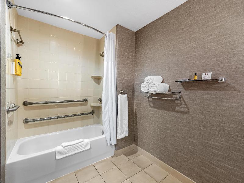 Best Western Plus Fresno Airport Hotel image