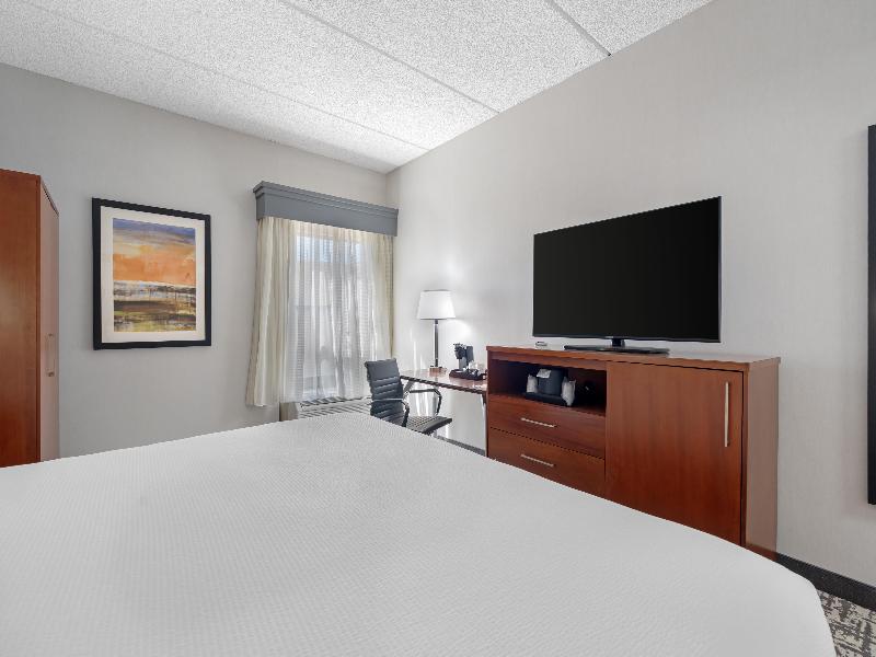 Best Western Plus Fresno Airport Hotel image