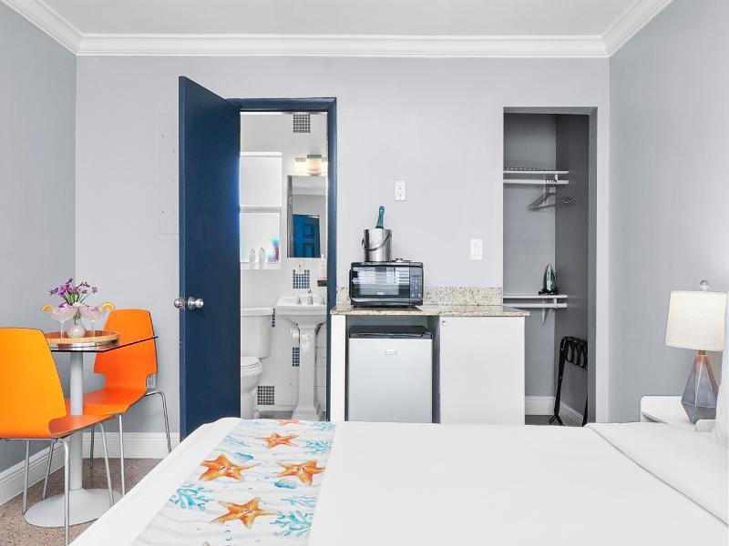 Hollywood Beach Suites & Hotel image