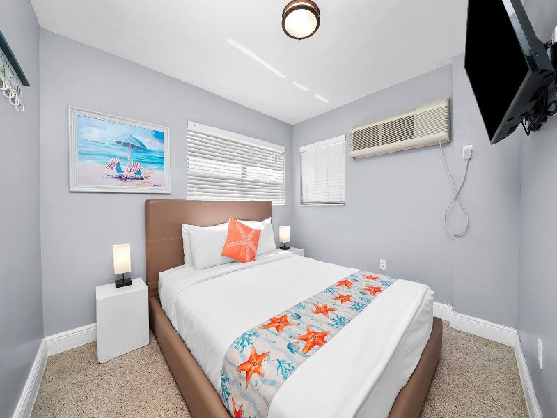 Hollywood Beach Suites & Hotel image