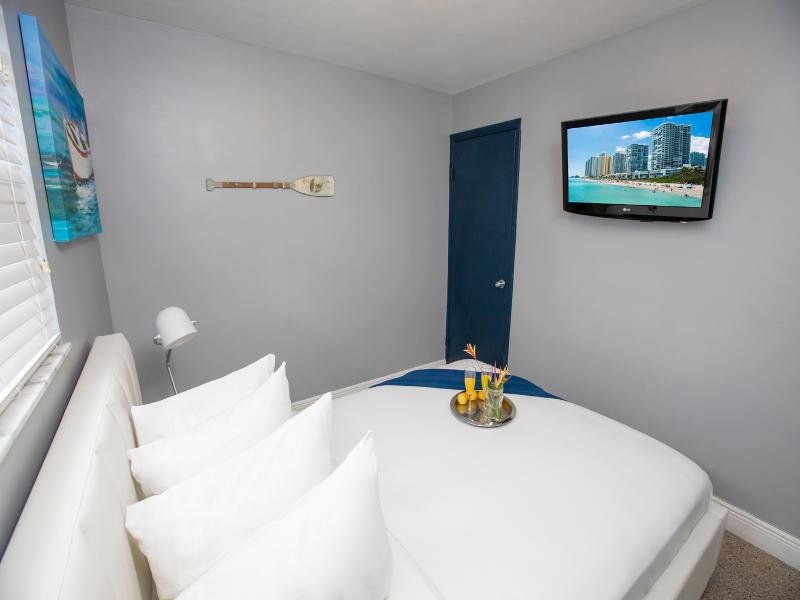 Hollywood Beach Suites & Hotel image