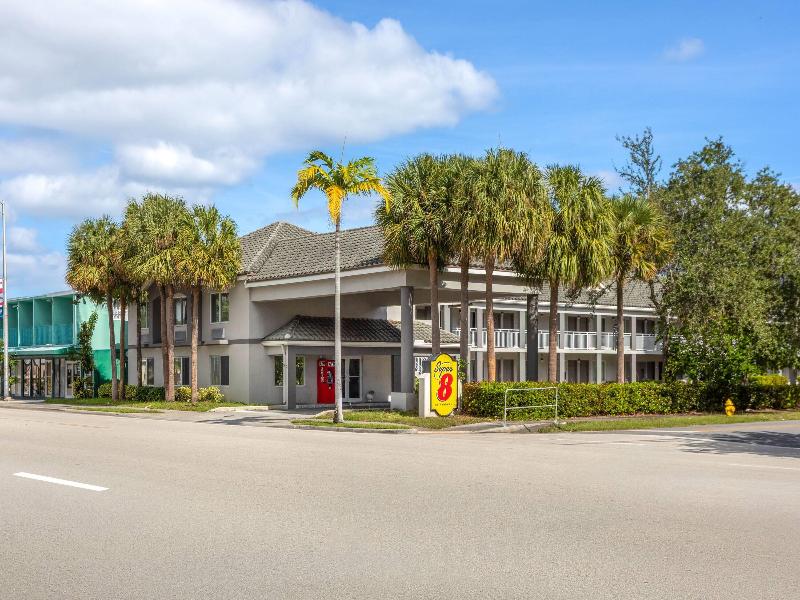 Super 8 by Wyndham Dania/Fort Lauderdale Arpt image