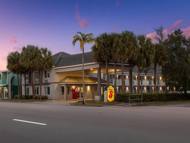 Super 8 by Wyndham Dania/Fort Lauderdale Arpt image