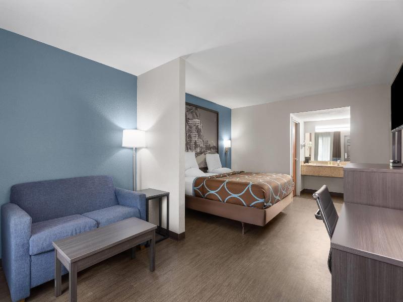 Super 8 by Wyndham Dania/Fort Lauderdale Arpt image