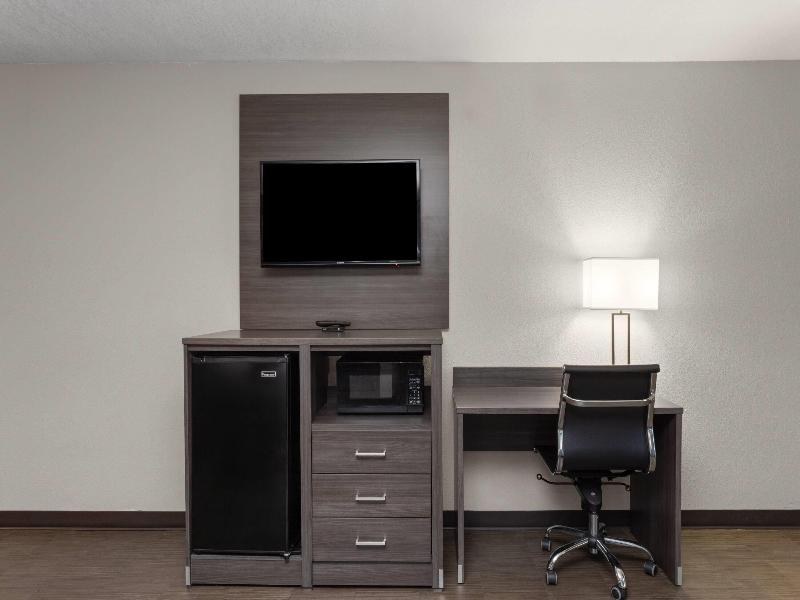 Super 8 by Wyndham Dania/Fort Lauderdale Arpt image