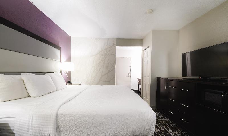 La Quinta Inn By Wyndham Fort Collins image