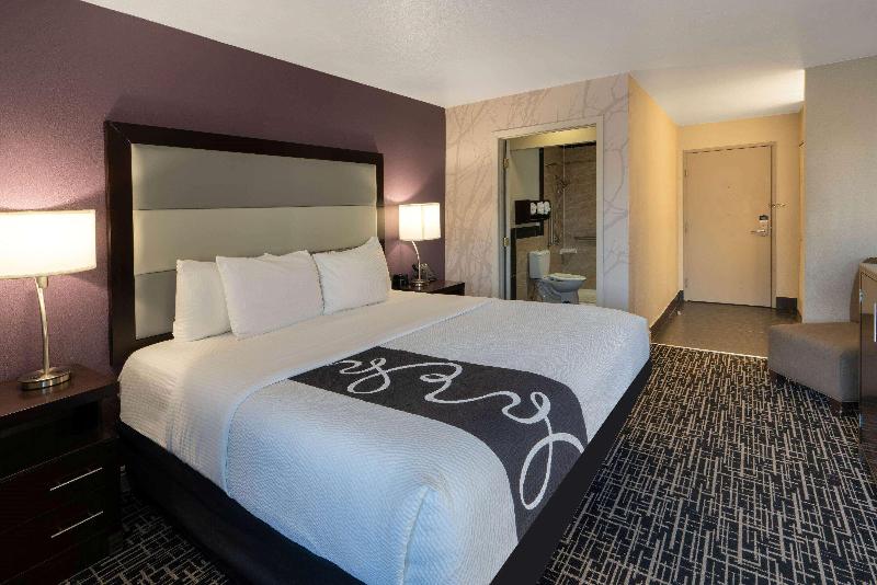 La Quinta Inn By Wyndham Fort Collins image