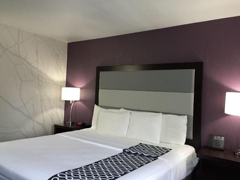 La Quinta Inn By Wyndham Fort Collins image