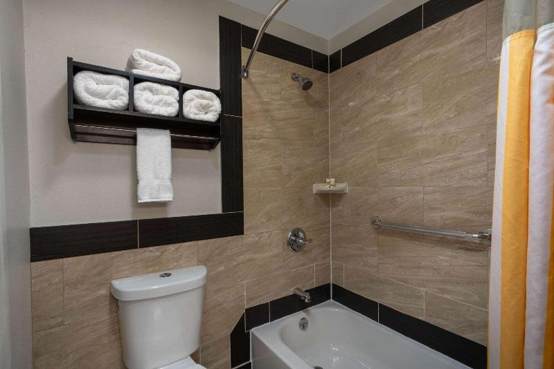 La Quinta Inn By Wyndham Fort Collins image