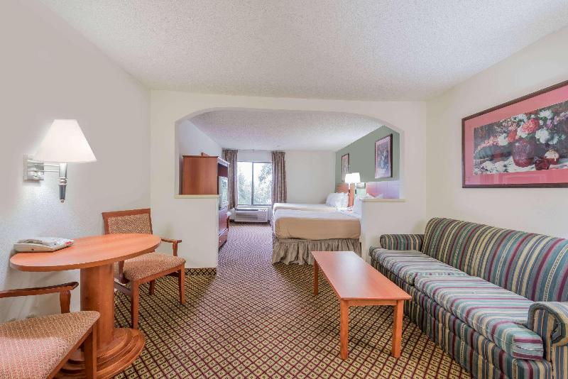 Super 8 By Wyndham Fort Worth South image