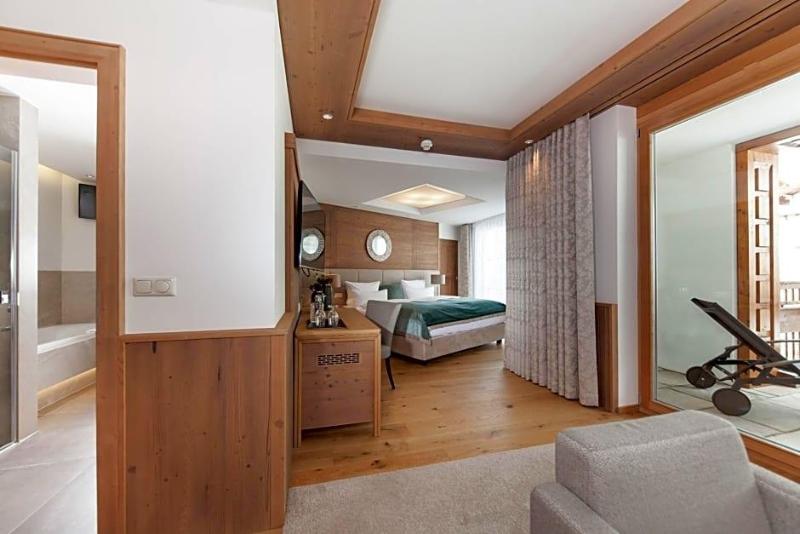 Schlosshotel image