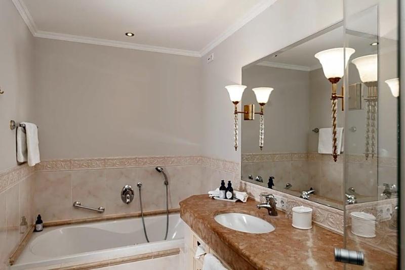 Schlosshotel image
