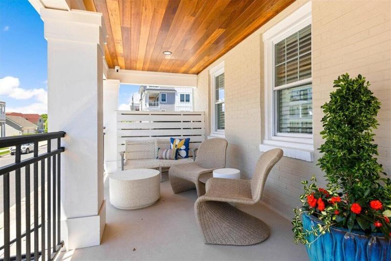 Surrey Beach House image