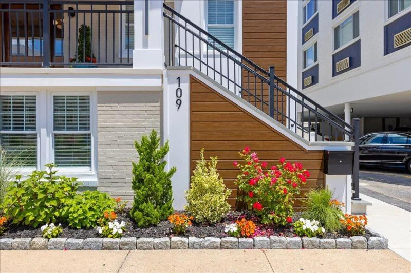 Surrey Beach House image