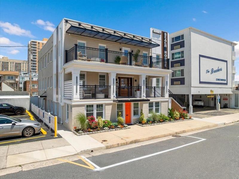 Surrey Beach House image