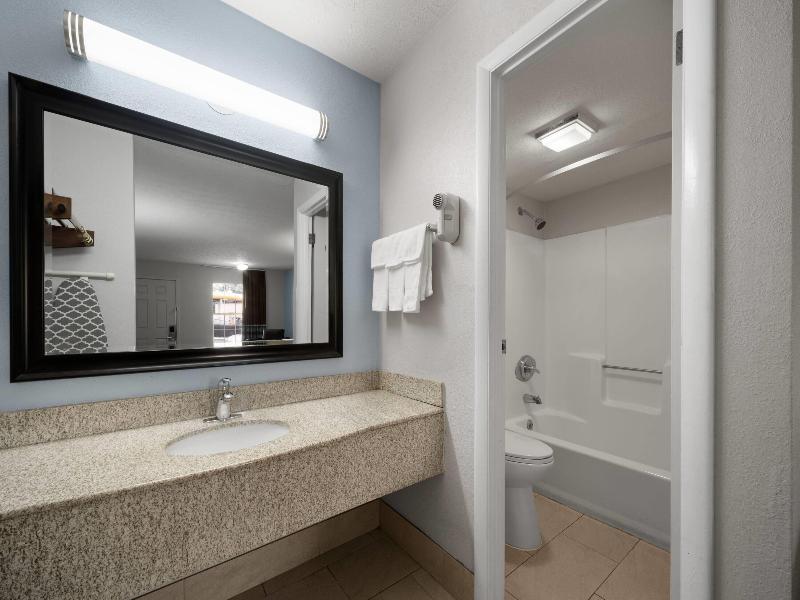 Super 8 by Wyndham Covington image
