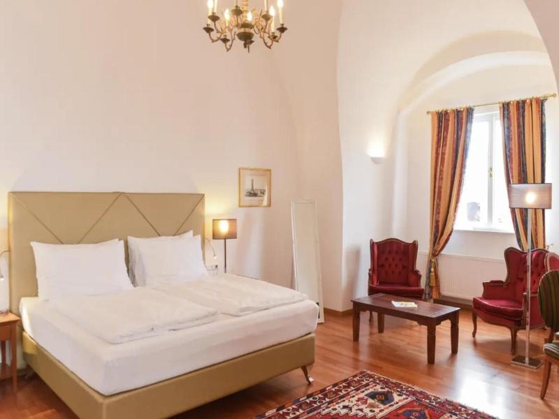 Schlosshotel Mailberg image