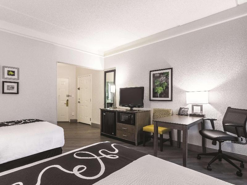 La Quinta Inn & Suites by Wyndham Atlanta Conyers image