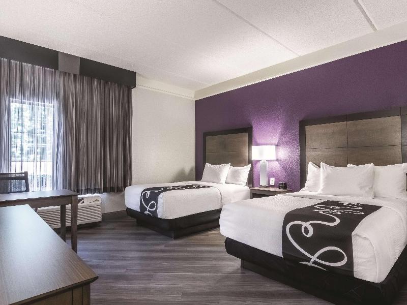 La Quinta Inn & Suites by Wyndham Atlanta Conyers image
