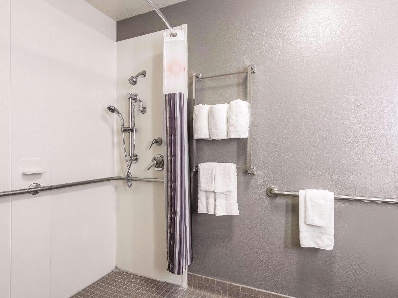 La Quinta Inn & Suites by Wyndham Atlanta Conyers image