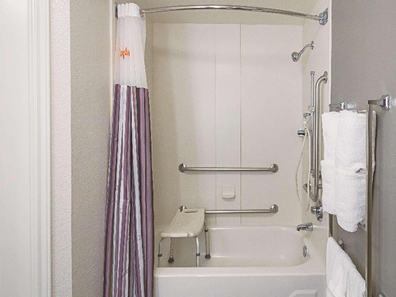 La Quinta Inn & Suites by Wyndham Atlanta Conyers image
