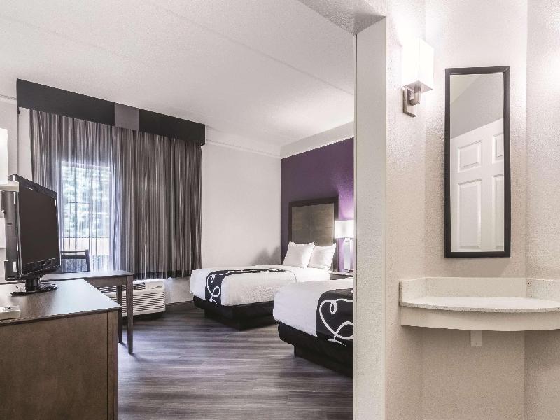 La Quinta Inn & Suites by Wyndham Atlanta Conyers image