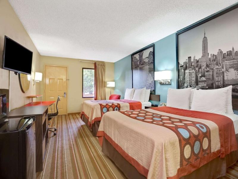 Super 8 by Wyndham Forest Park image