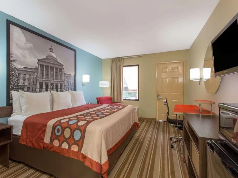 Super 8 by Wyndham Forest Park image