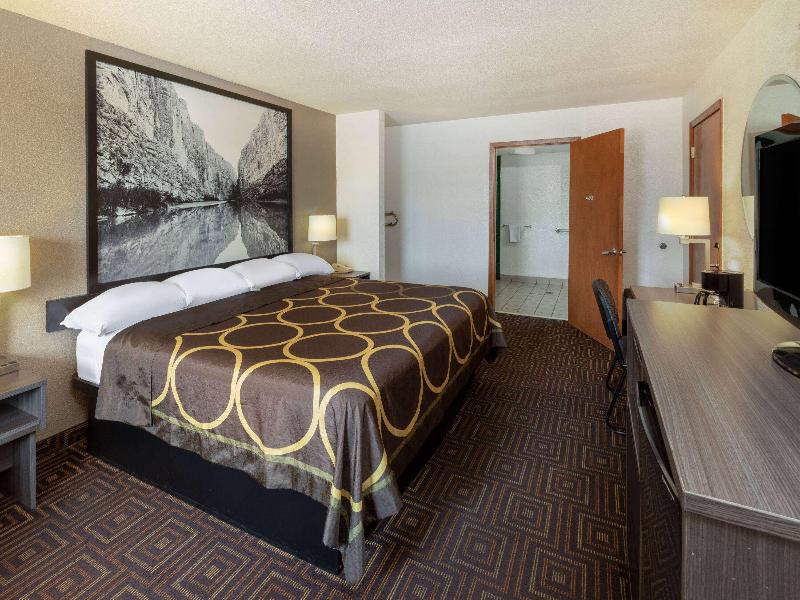 Super 8 by Wyndham Seguin image