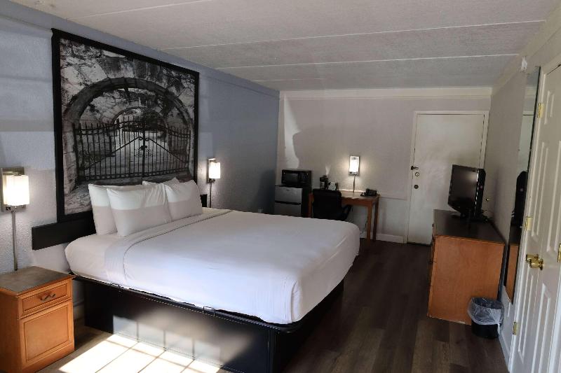 Super 8 by Wyndham Austin South / I-35 image