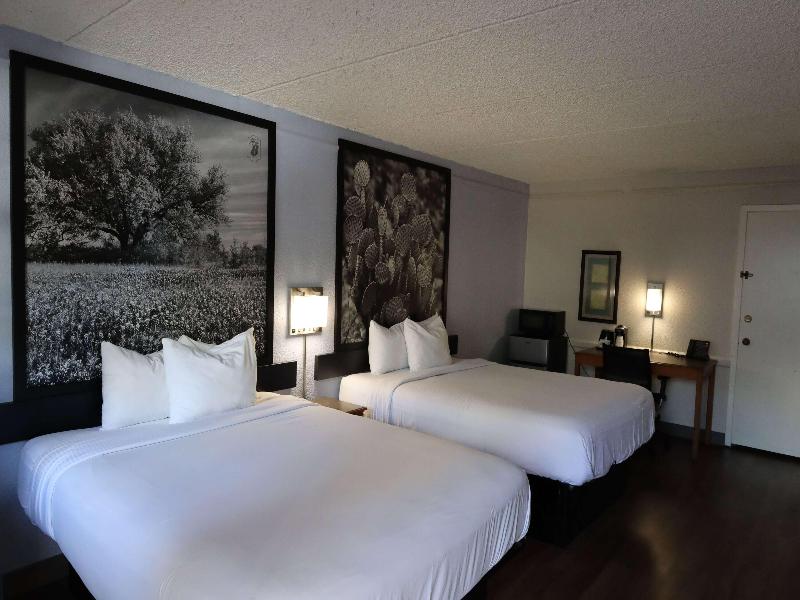 Super 8 by Wyndham Austin South / I-35 image