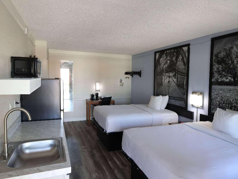 Super 8 by Wyndham Austin South / I-35 image