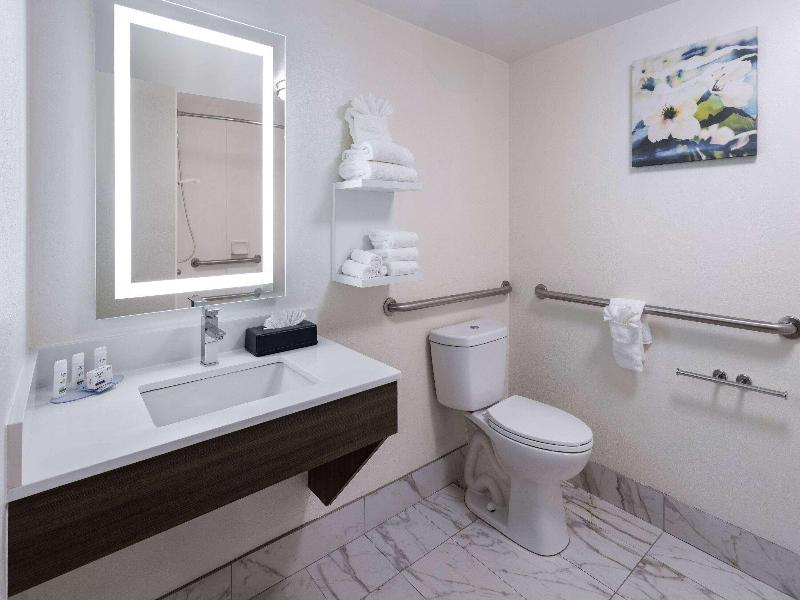 La Quinta Inn & Suites Atlanta South - Newnan image