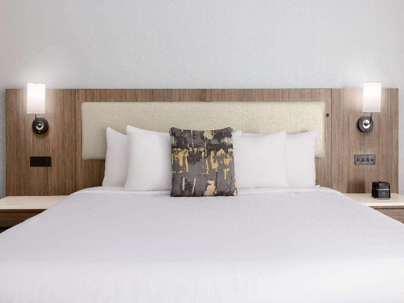 La Quinta Inn & Suites Atlanta South - Newnan image