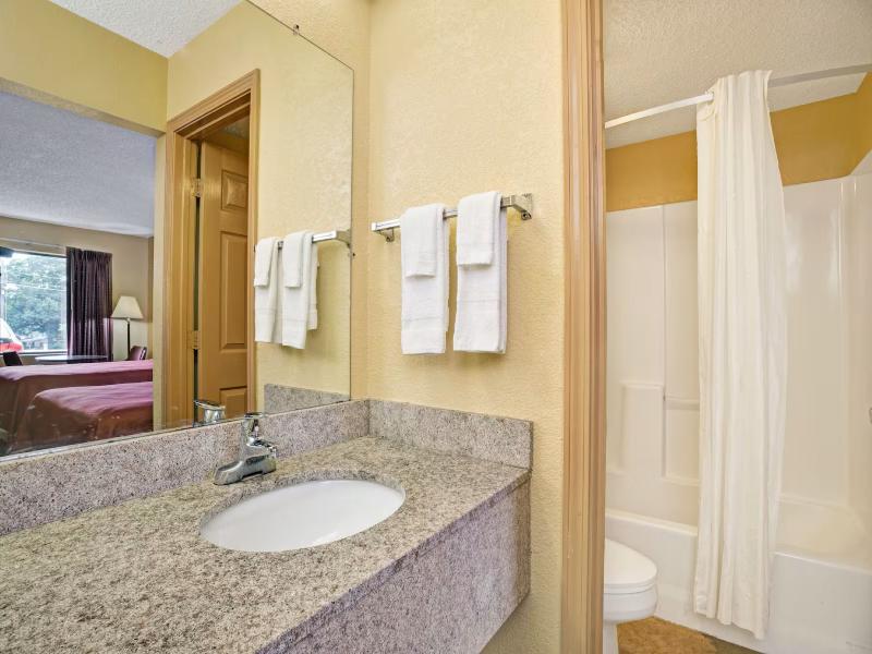 Travelodge by Wyndham Forest Park Atlanta South image