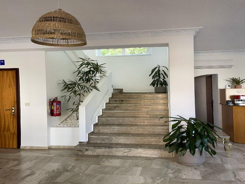 Thelesi Apartments image