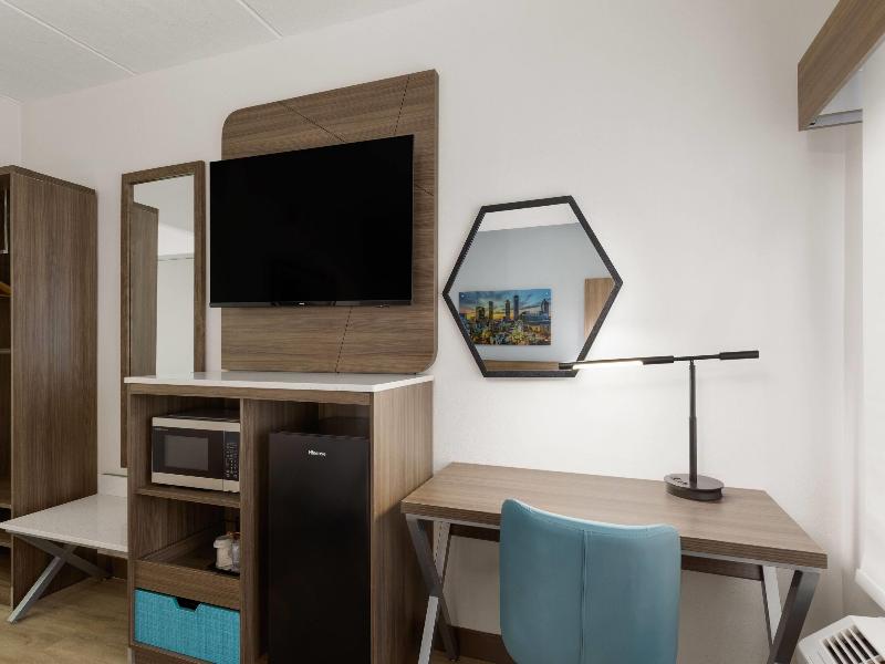 La Quinta Inn & Suites Atlanta Roswell image