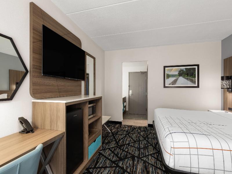 La Quinta Inn & Suites Atlanta Roswell image