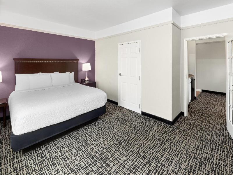 1 King Bed, One-Bedroom Mobility/Hearing Access Ste, Tub w/Grab Bars, No Smoking