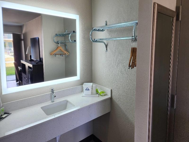 Days Inn by Wyndham Seguin TX image